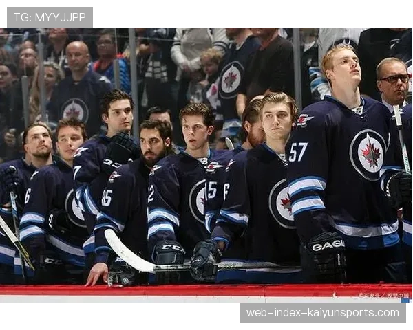 爱国者队新秀四分卫琼斯 保护球权能力获教练肯定